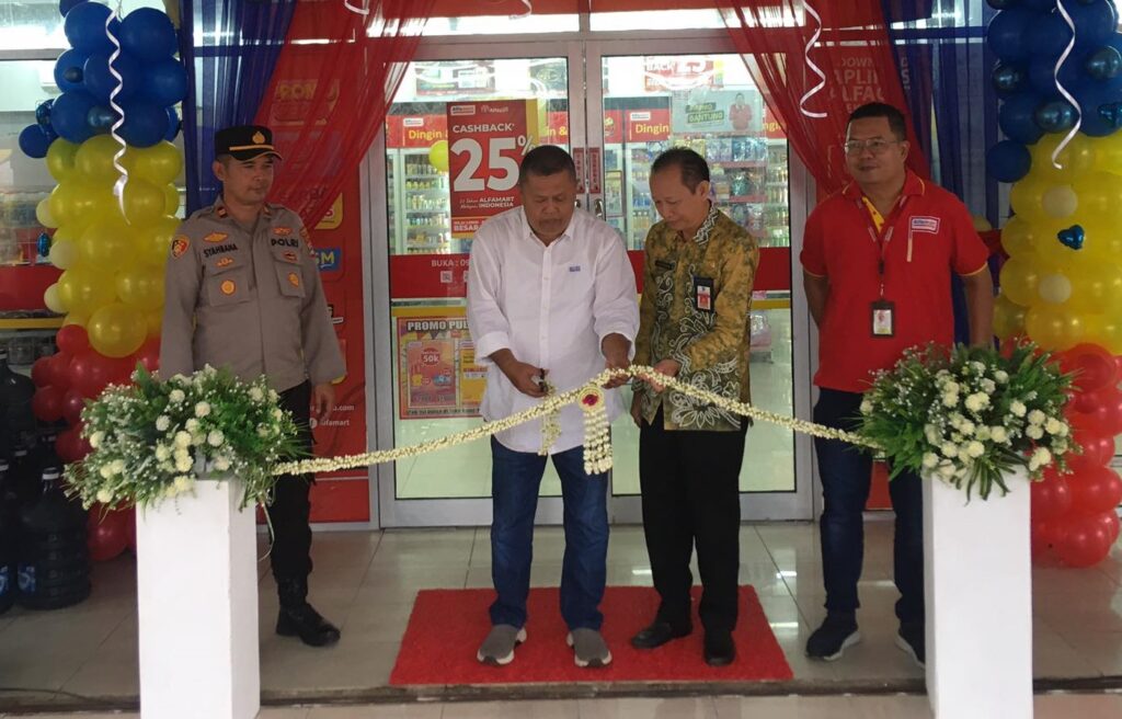 Pemotongan pita peresmian Toko Alfamart Sungai Raya, Kabupaten HSS. (foto: ist/alfamart)